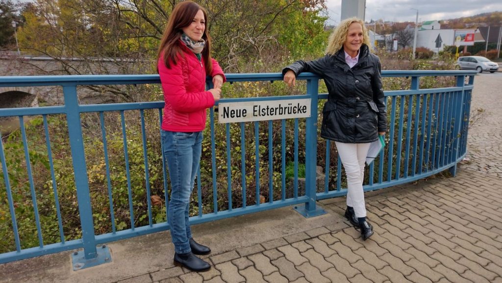 Juliane Pfeil vor der neuen Elsterbrücke